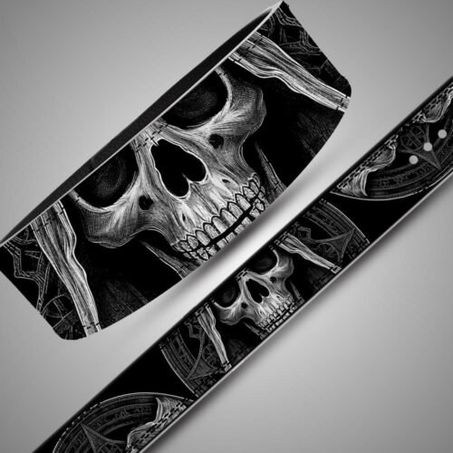 Nahaufnahme des schwarz-weißen Gothic Skull Gürtelmotivs mit feinen Linien und kreisförmigen Mustern