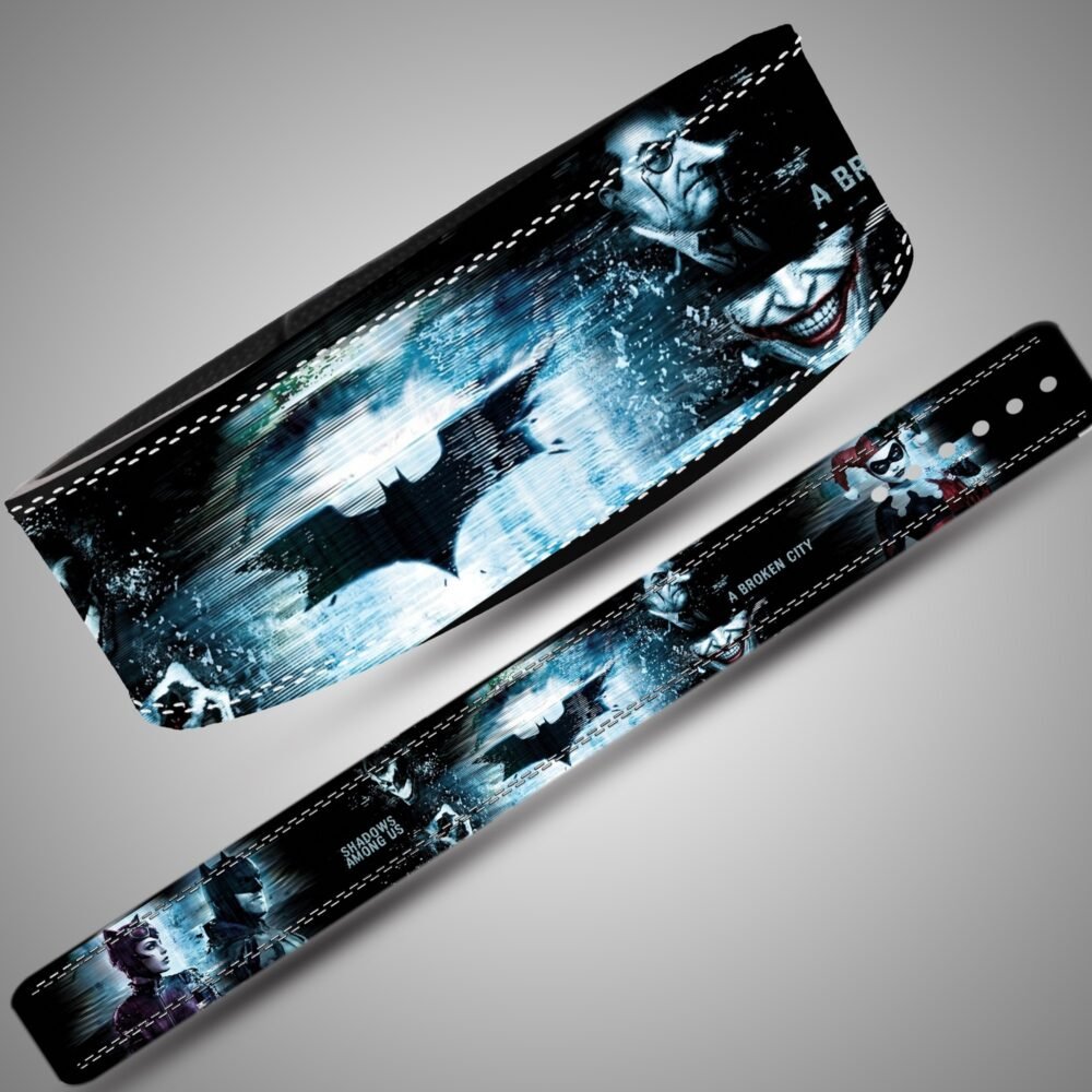 Vollständiges Batman Gotham Shadows Gürtelmotiv mit Gotham-Figuren und blau leuchtendem Fledermauszeichen