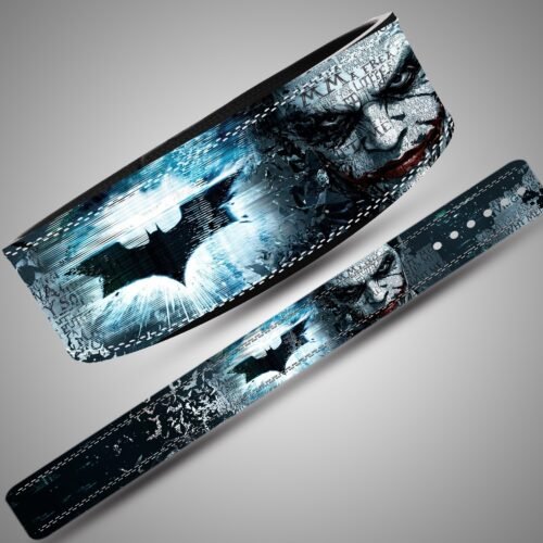 Vollständiges Batman und Joker Ice Blue Gürtelmotiv mit Joker-Nahaufnahme, Textfeldern und blau leuchtendem Fledermauszeichen